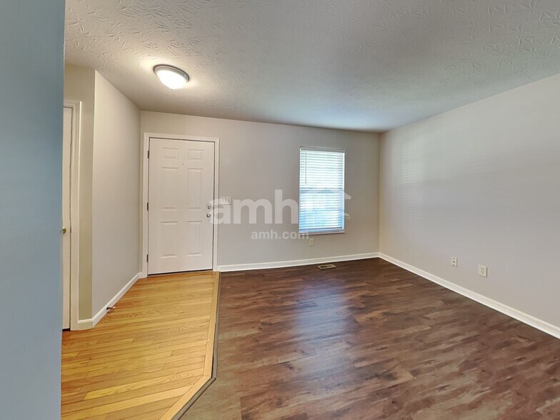 Building Photo - 637 Ellen Dr