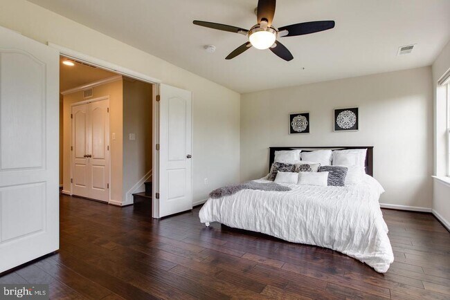 Building Photo - 7201 Thackley Way