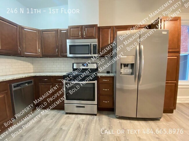 Building Photo - 246 N 11th-1st Floor