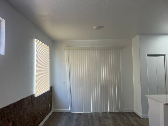 Building Photo - 1426 E Romley Rd