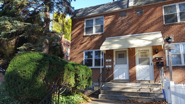 Building Photo - 205 Robbins St