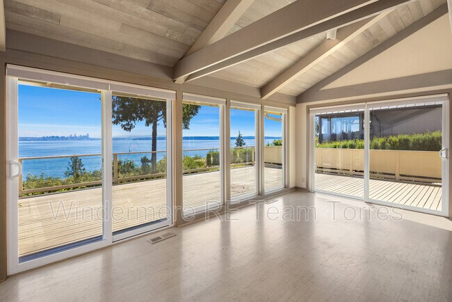 Building Photo - 10837 Bill Point Bluff NE