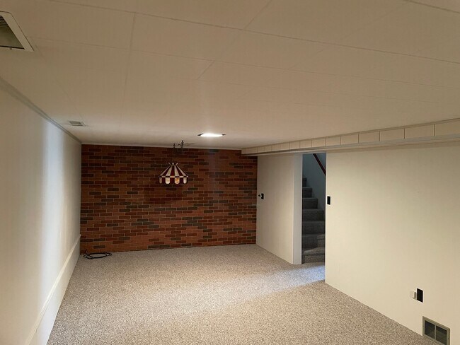 Building Photo - 420 E Maple St