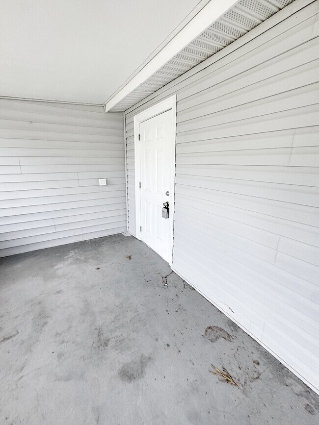 Building Photo - 15206 Stringfellow Rd
