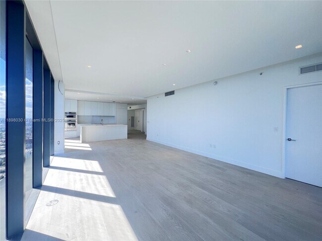 Building Photo - 700 NE 24th St