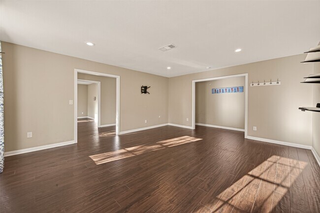 Building Photo - 101 Royal Ct