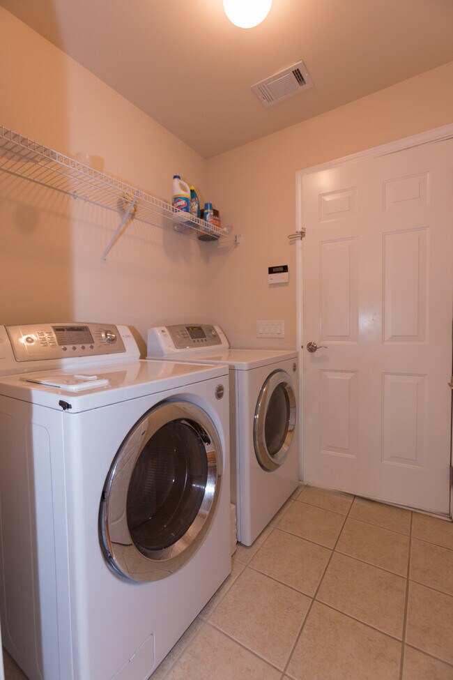 Building Photo - Spectacular 3 Bedroom 2 Bath House in Ocon...