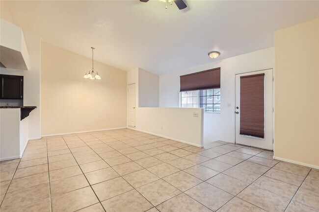 Building Photo - Northwest Condo / 2 Bedrooms / 2 Bath / 1 ...