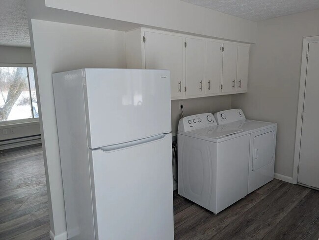 Building Photo - 2895 Spring Hill Dr