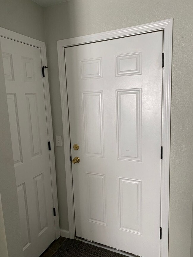 Building Photo - 3bed 2.5 bath Twinhome SORRY NO PETS!!