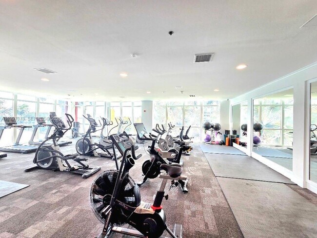 Building Photo - 1155 Brickell Bay Dr