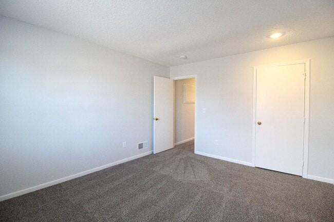 Building Photo - February FREE On This Updated 3 Bedroom 2 Bath Duplex in Olathe