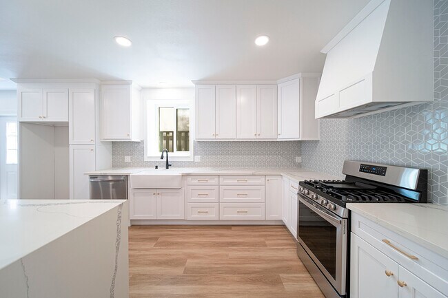 Building Photo - 9455 Hillhaven Ave