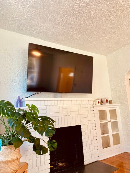 living room - 411 SW 19th St