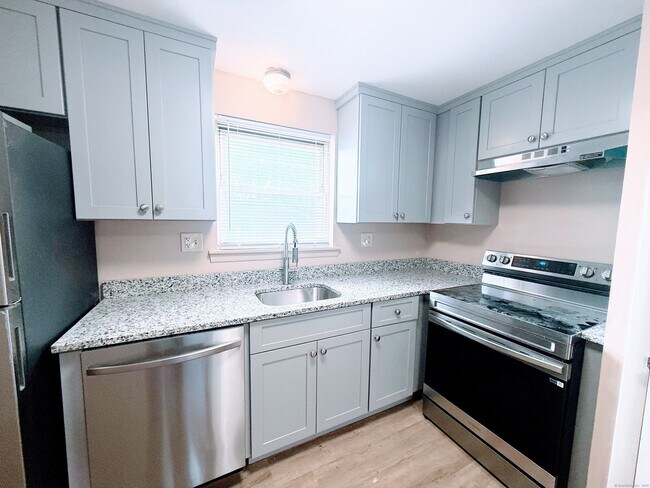 Building Photo - 10 Colonial Dr