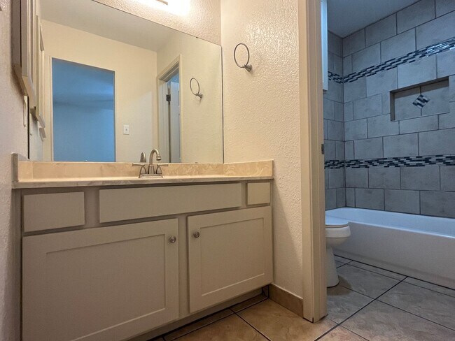 Building Photo - 2846 Blue Grass Dr
