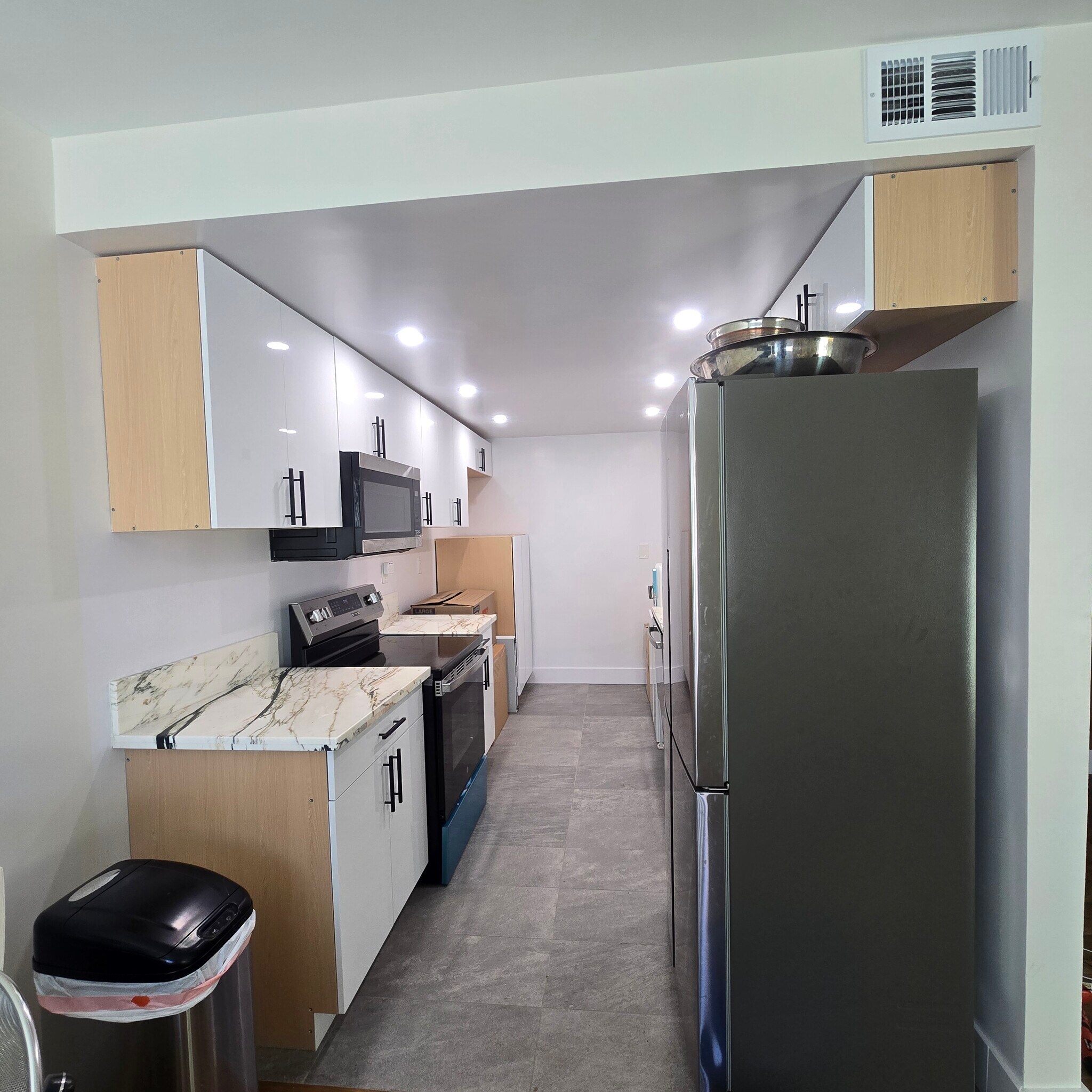 Kitchen - 916 S Sherbourne Dr