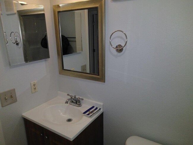 Building Photo - Cherry Creek Schools, 2 bed, 1 bath, 900 s...