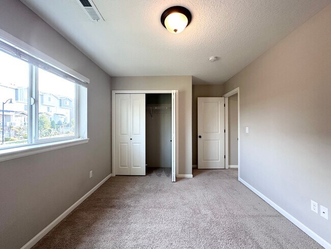 Building Photo - Stunning Modern 5 Bed 3 Bath Home in North...
