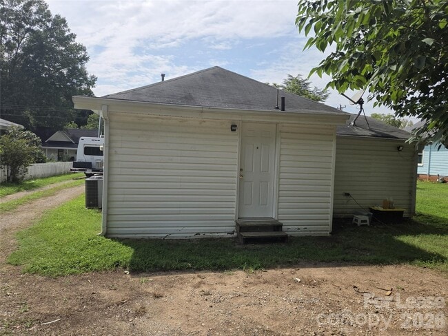 Building Photo - 127 N Maple St