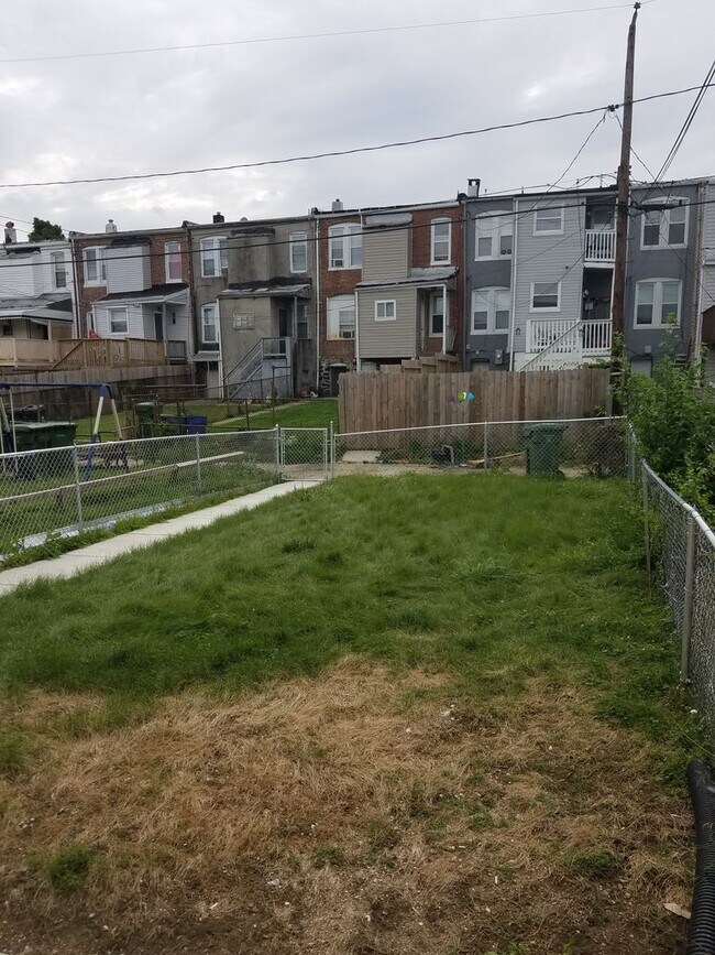 Building Photo - Baltimore - 3 Bedrooms and 1.5 baths Available!