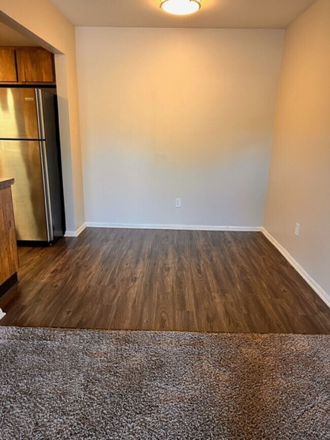 Building Photo - Spacious 1-Bedroom Apartment for Rent in C...