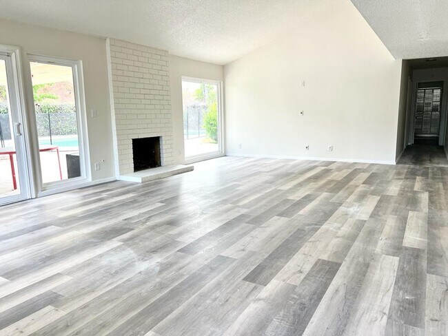 Building Photo - 24360 Crestlawn St