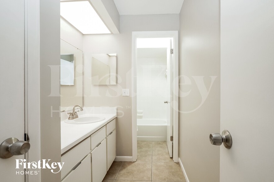 Building Photo - 10625 Wyndcliff Dr