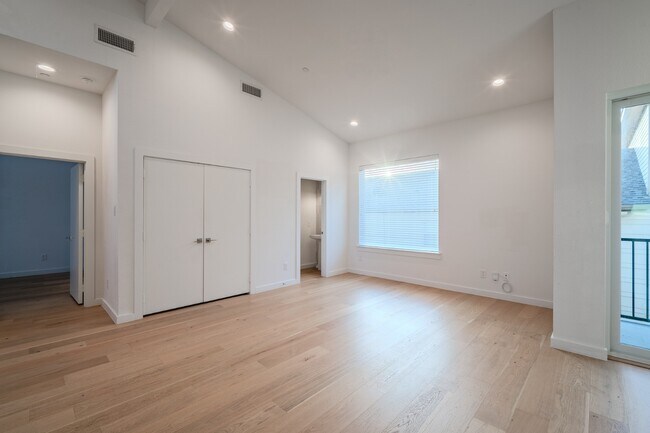 Building Photo - Stunning Newer Townhomes in Lakewood — Walk to Whole Foods, Trader Joe's & Lower Greenville