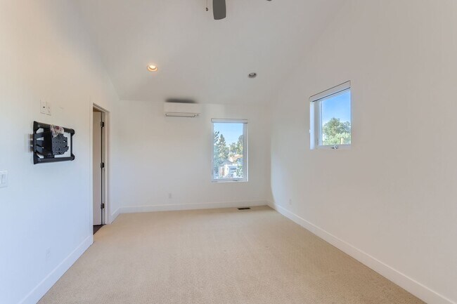 Building Photo - Modern 4-Bedroom Home with Designer Finish...
