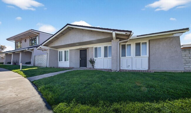 Building Photo - Updated and Move-In Ready!