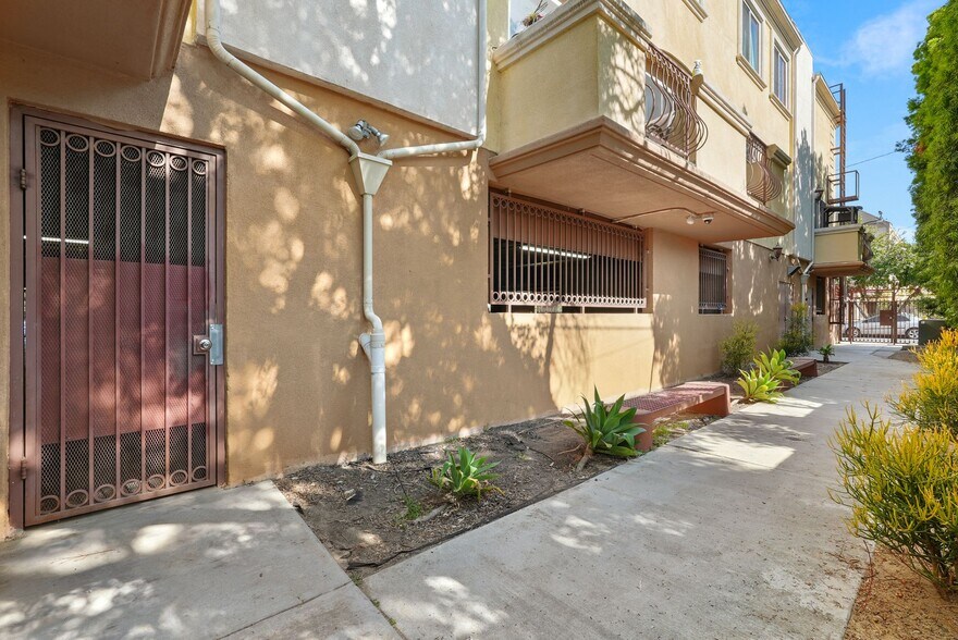 Building Photo - 5303 Satsuma Ave