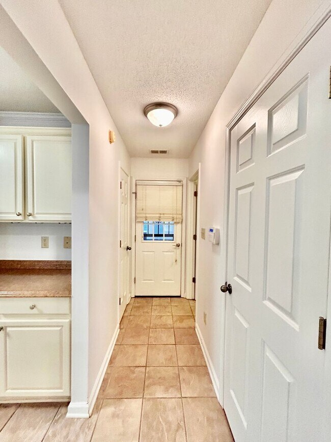 Building Photo - Discover this 4 bedroom 2 bath home for re...