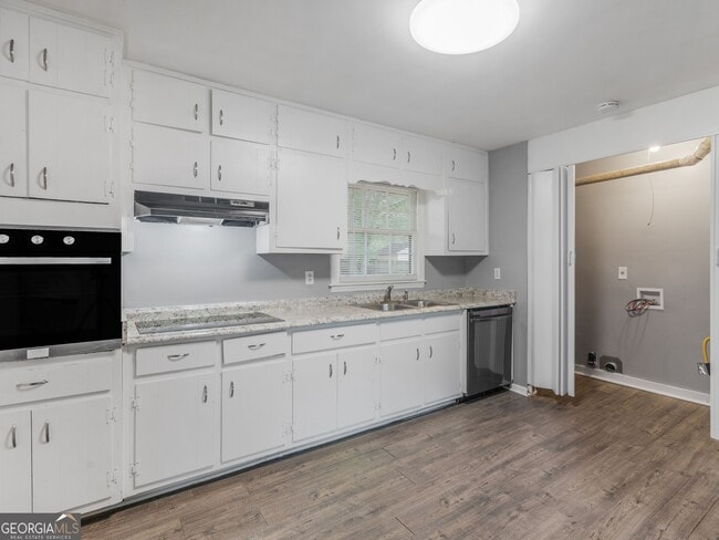 Building Photo - 836 Oakdale Dr