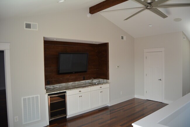 Building Photo - 3801 Lookout Dr