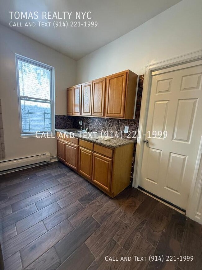 Building Photo - 776 E 233rd St