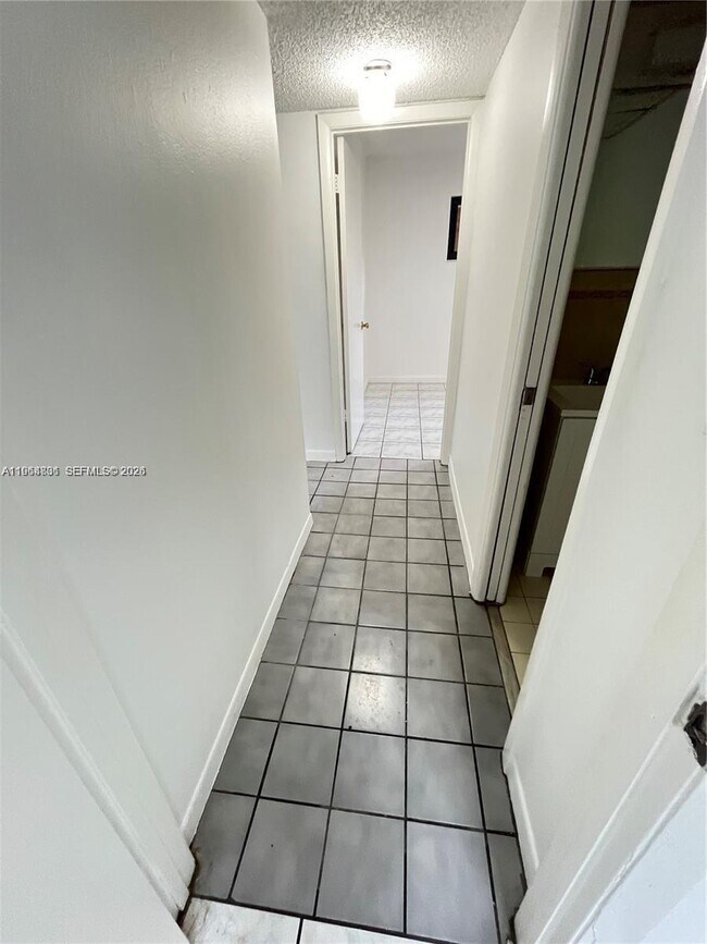 Building Photo - 5 Olive Dr