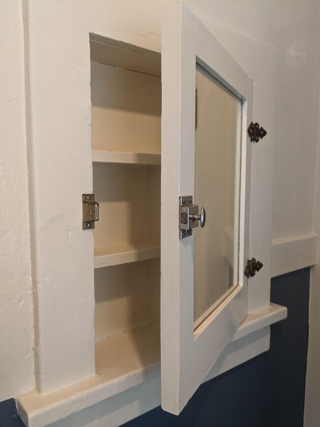Building Photo - Broadway Court Apartments - Studio