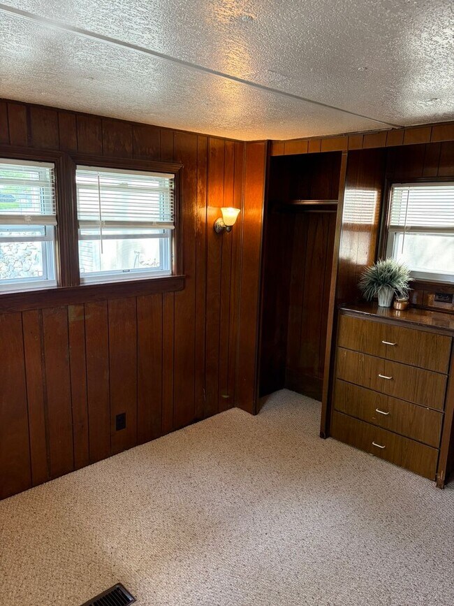 Building Photo - 2 Bed 1 Bath Mobile Home