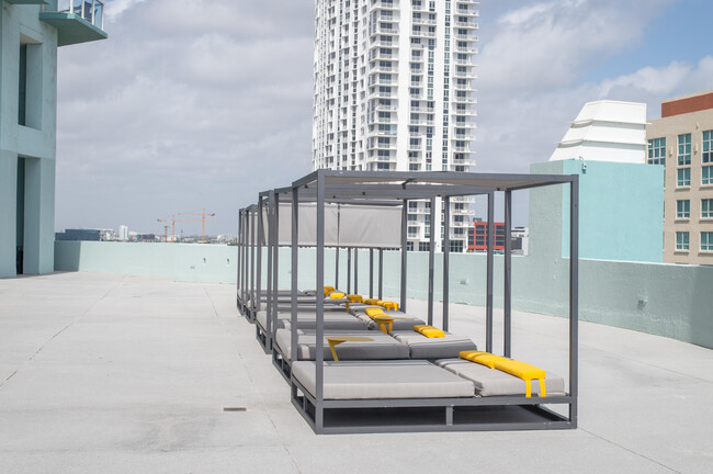 Building Photo - 1900 N Bayshore Dr