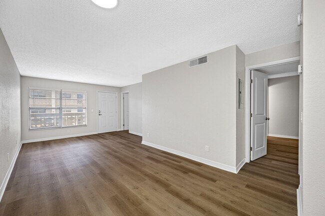 Building Photo - Newly Renovated 2 Bed-2 Bath Apartment wit...