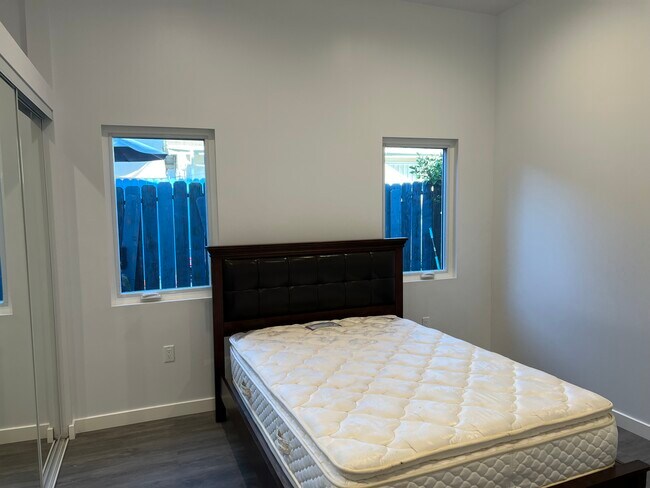 Building Photo - 1141 N Orange Dr