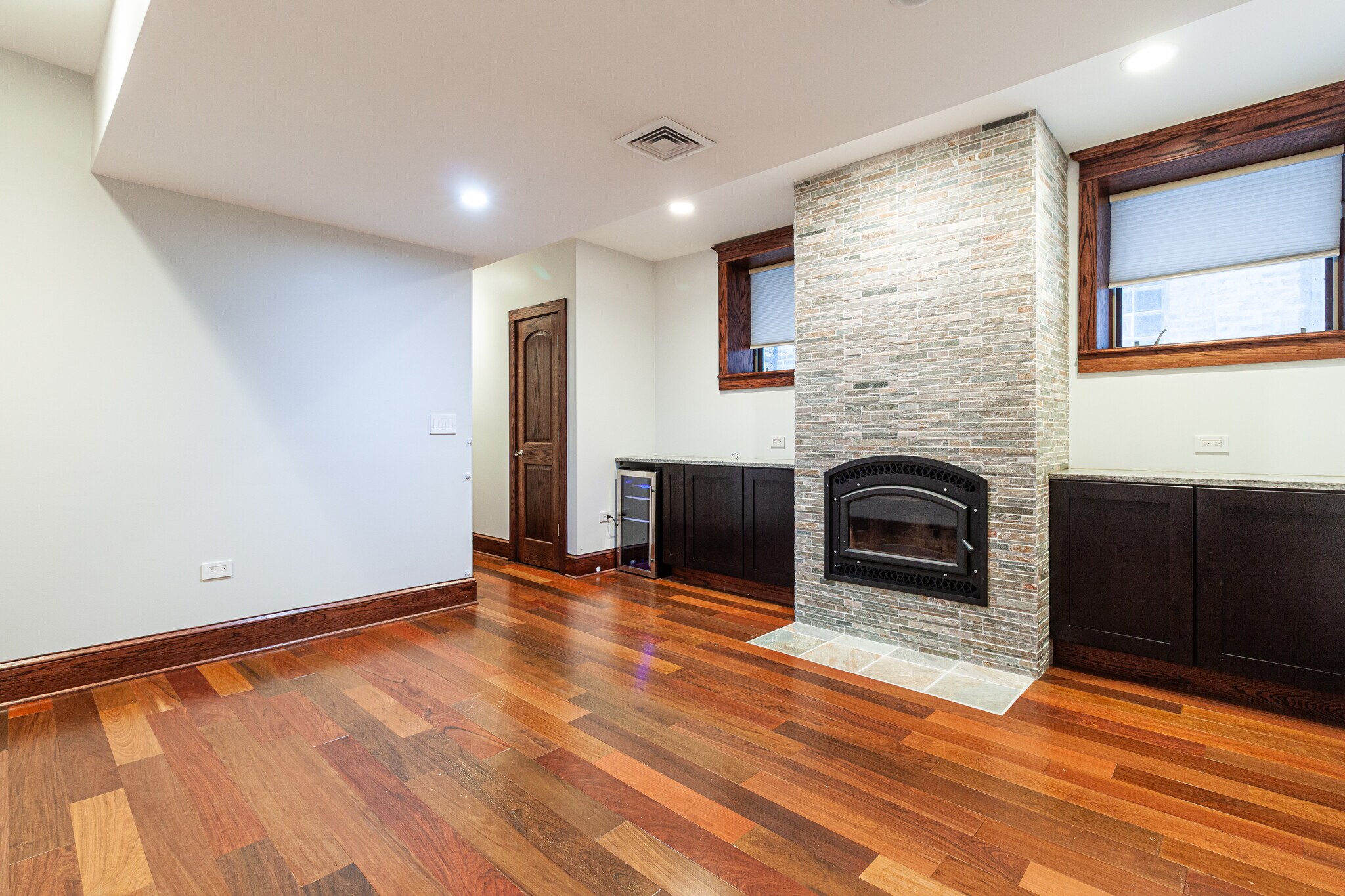 Building Photo - 1019 W Oakdale Ave