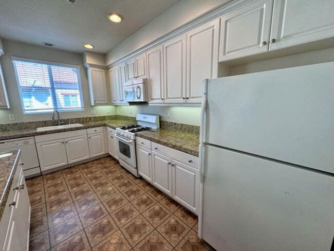 Building Photo - 3 bedroom Murrieta Condo in the gated Will...