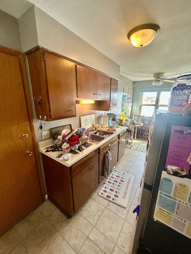 Building Photo - Available September! - 1 Bed 1 Bath Apartment
