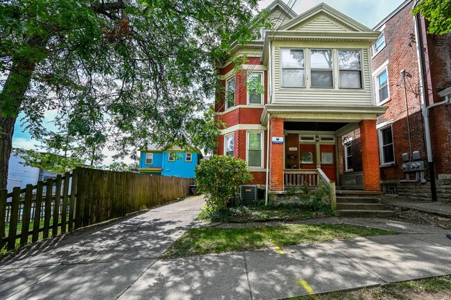 Primary Photo - 2125 W Clifton Ave