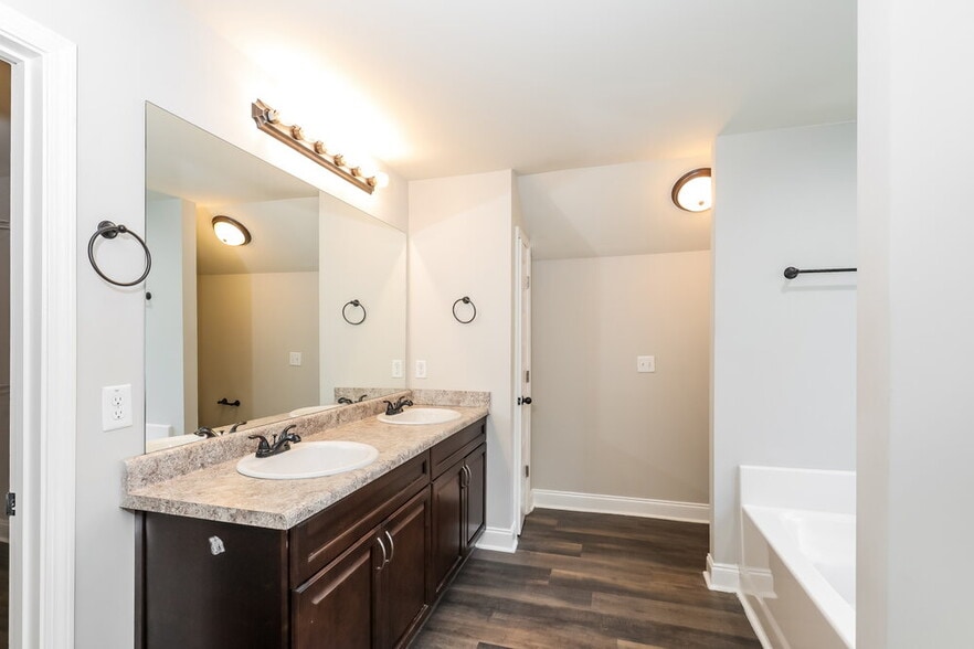 Building Photo - 11040 Southwood Dr