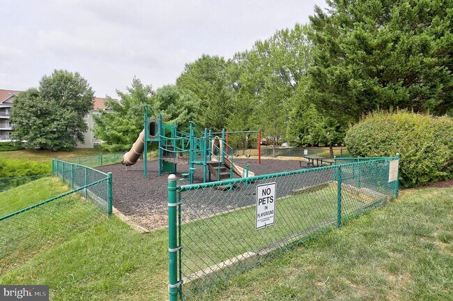 Building Photo - 2056 Quaker Way