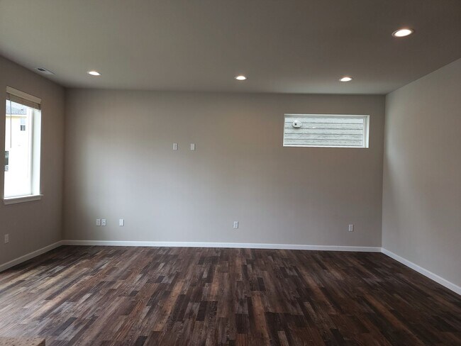 Building Photo - 15717 View Dr Ct SE