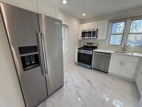 Building Photo - 627 Mola Blvd